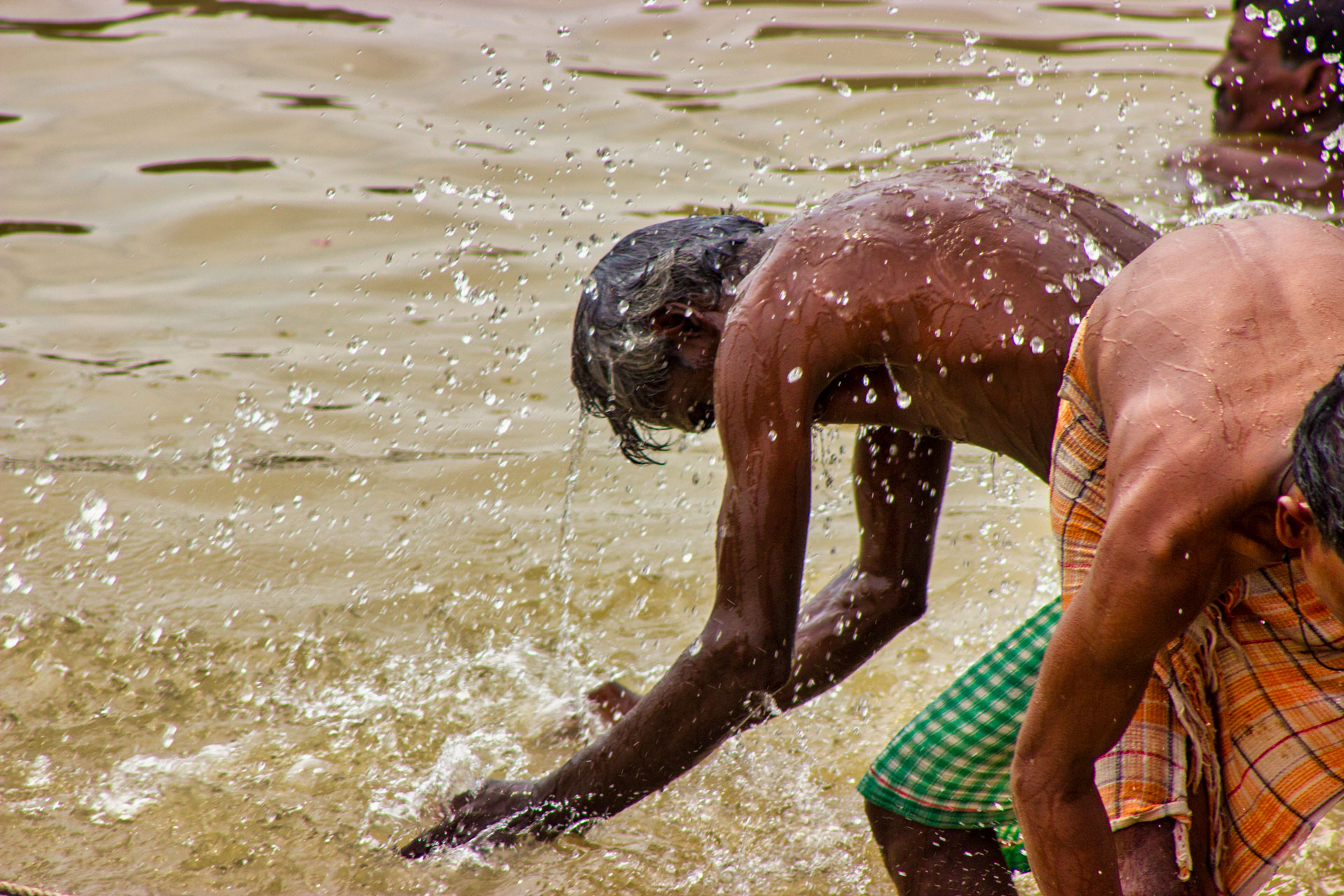 Umývanie v Gange, India