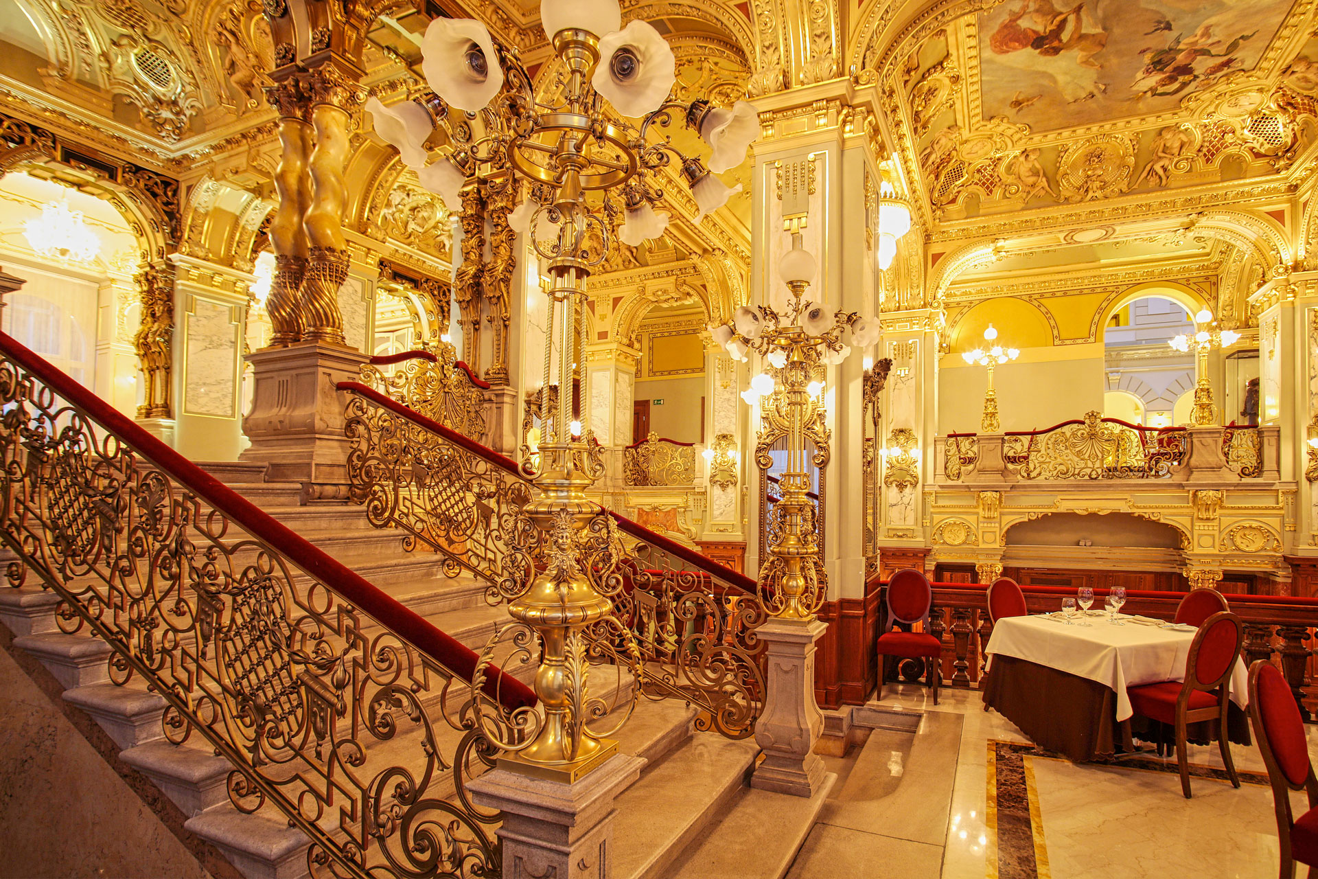 https://www.placemania.sk/wp-content/uploads/2019/12/kavehaz_newyork_budapest.jpg