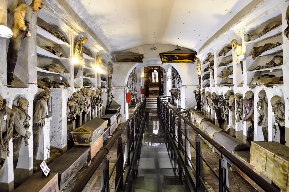 Chodba Kapucínskych katakomb v Palerme s múmiami vystavenými pozdĺž stien