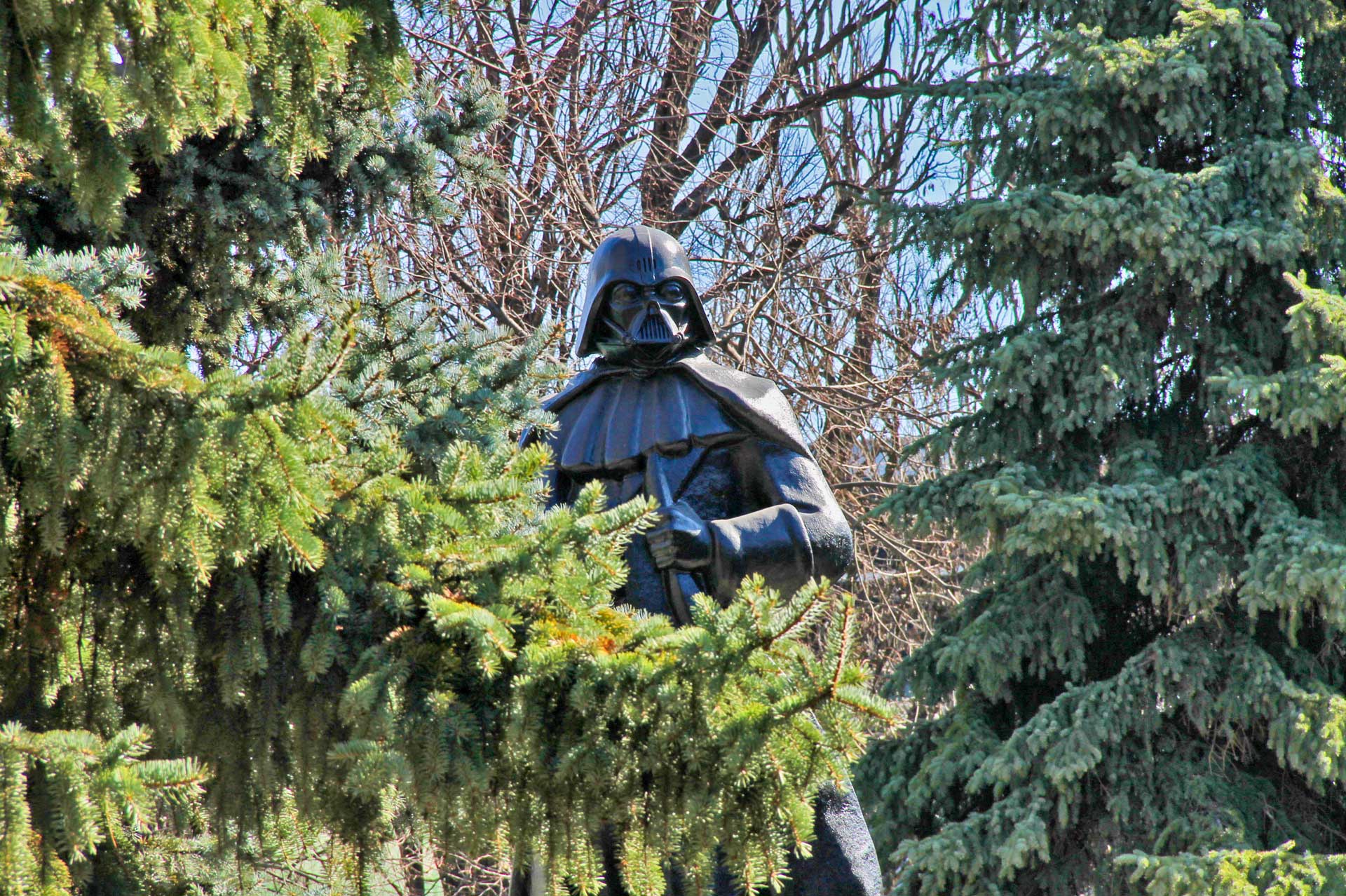 https://www.placemania.sk/wp-content/uploads/2020/02/darth_vader_statue.jpg