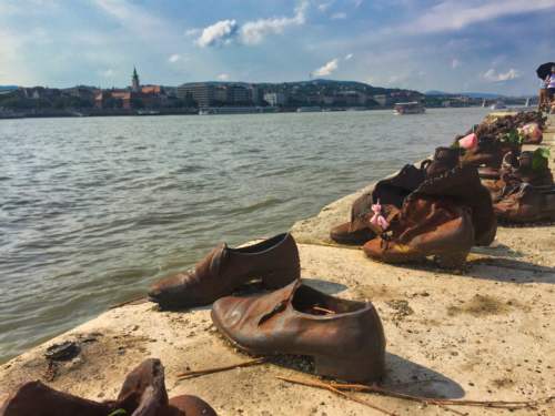 Topánky na dunajskej promenáde