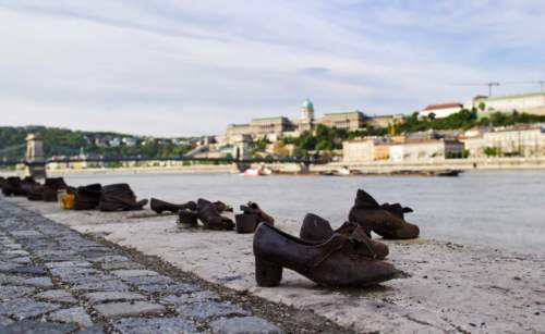 Topánky na dunajskej promenáde