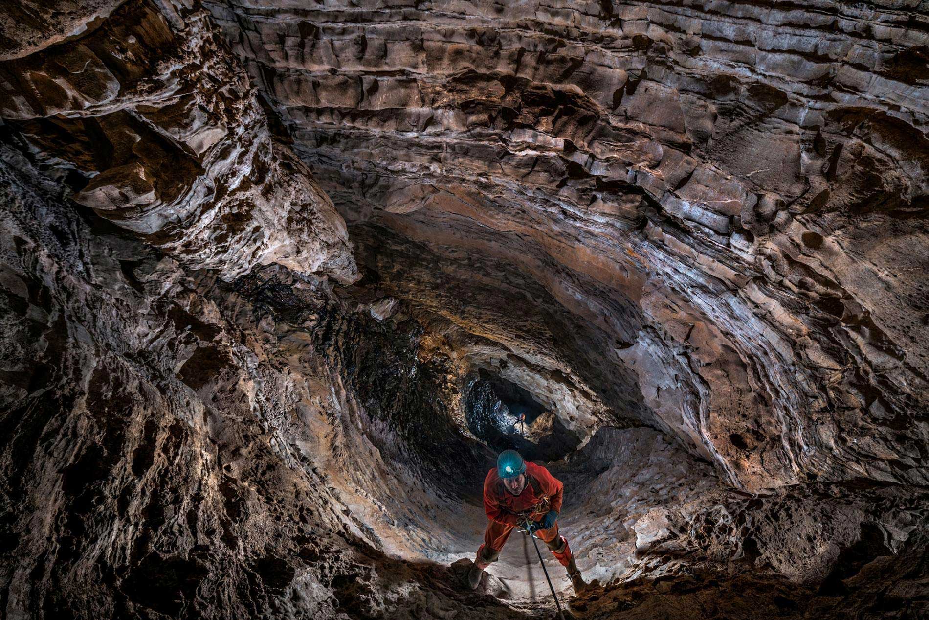 Спуск покажи. Пещера Крубера в Абхазии. Пещера Крубера-Воронья. National Geographic пещера Крубера. Воронья пещера в Абхазии.