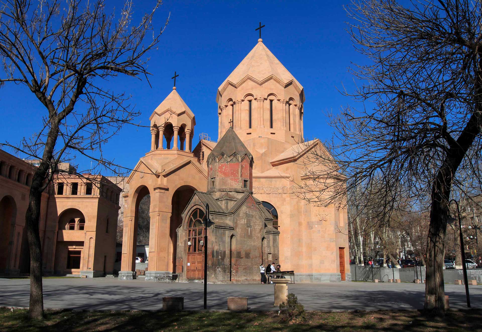 Церковь в ереване. Церковь на улице Абовяна в Ереване. Гарди Церковь Ереван. Храм в Ереване на улице Саят-Нова.