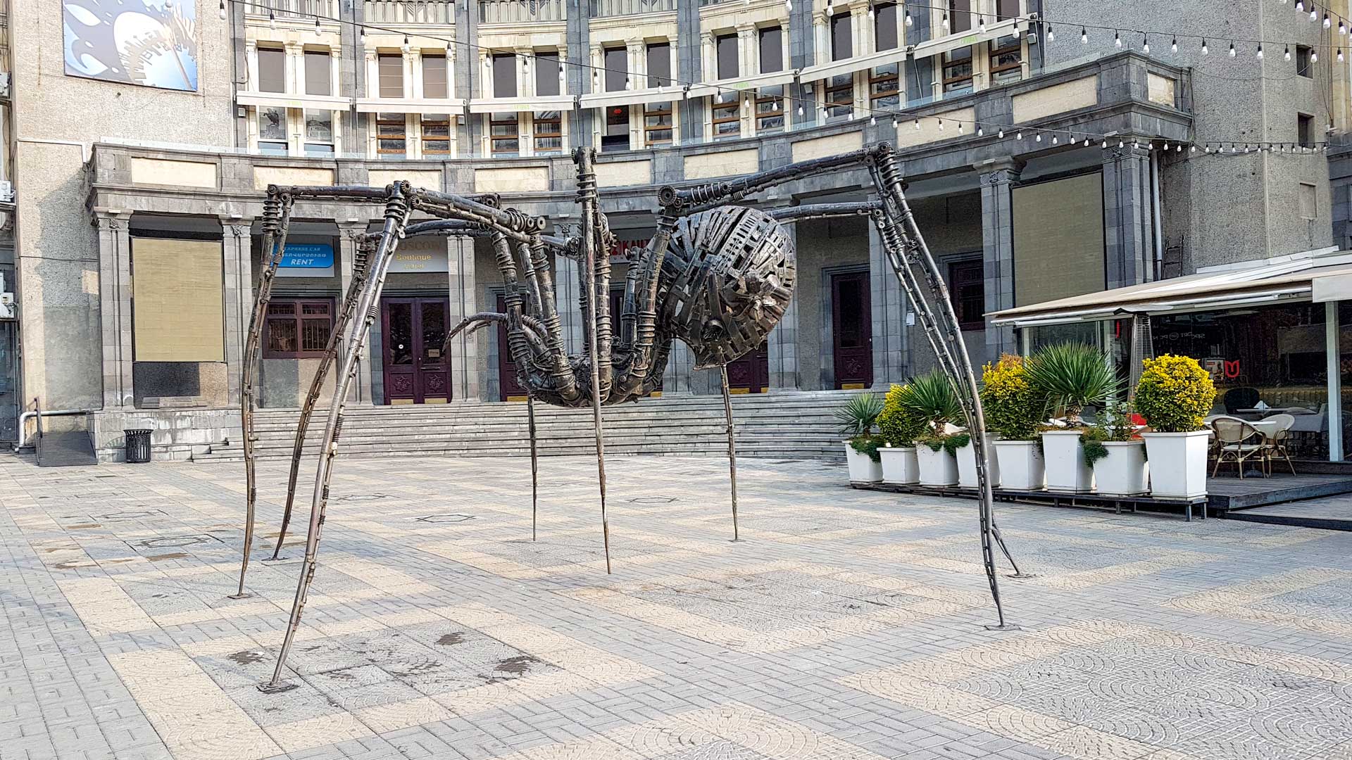 https://www.placemania.sk/wp-content/uploads/2021/05/spider_statue.jpg