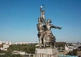 Рабочий и колхозница