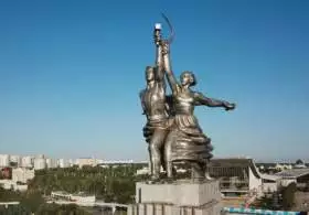 Рабочий и колхозница