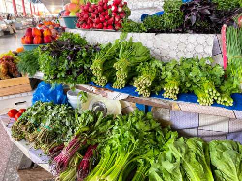 Ponuka zeleniny na trhu