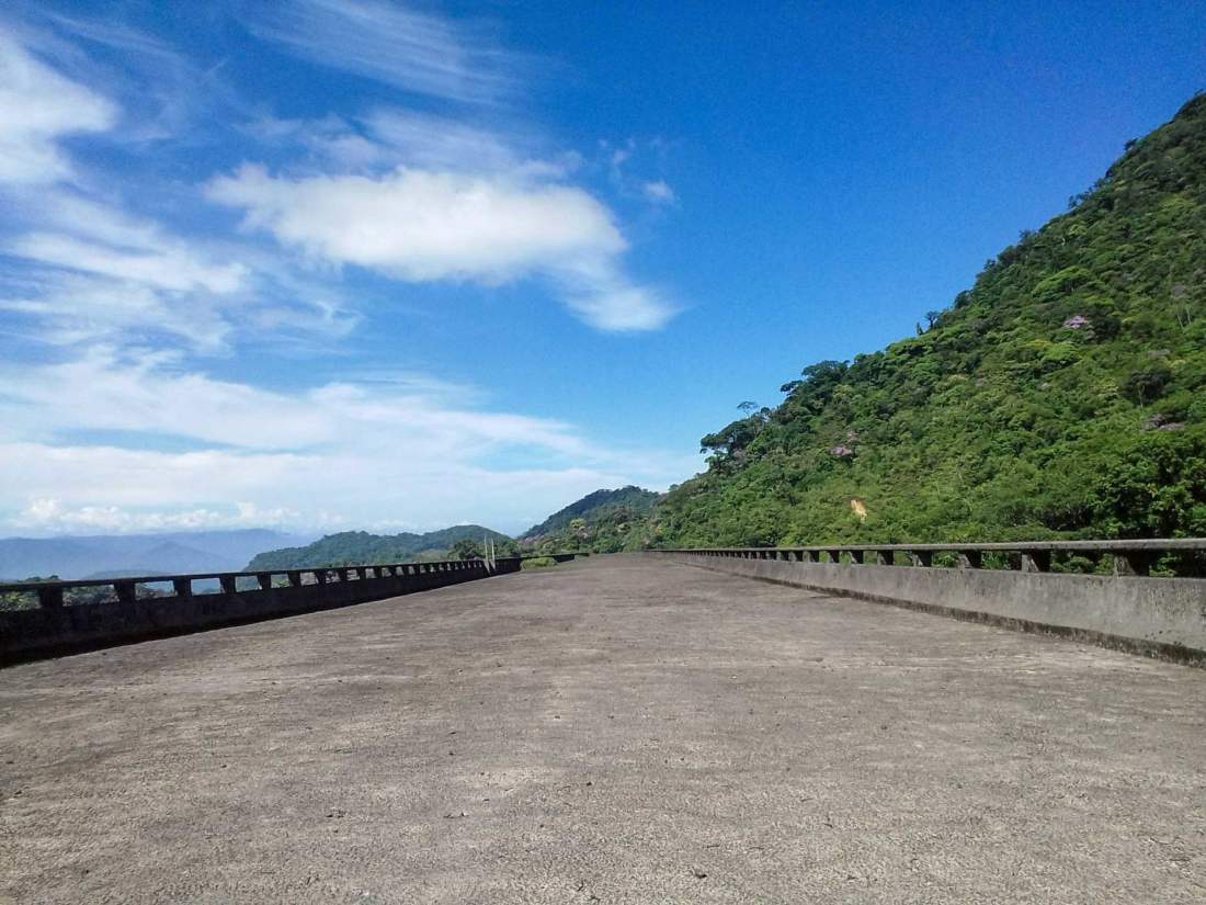 Viaduto abandonado na Estrada da Petrobrás