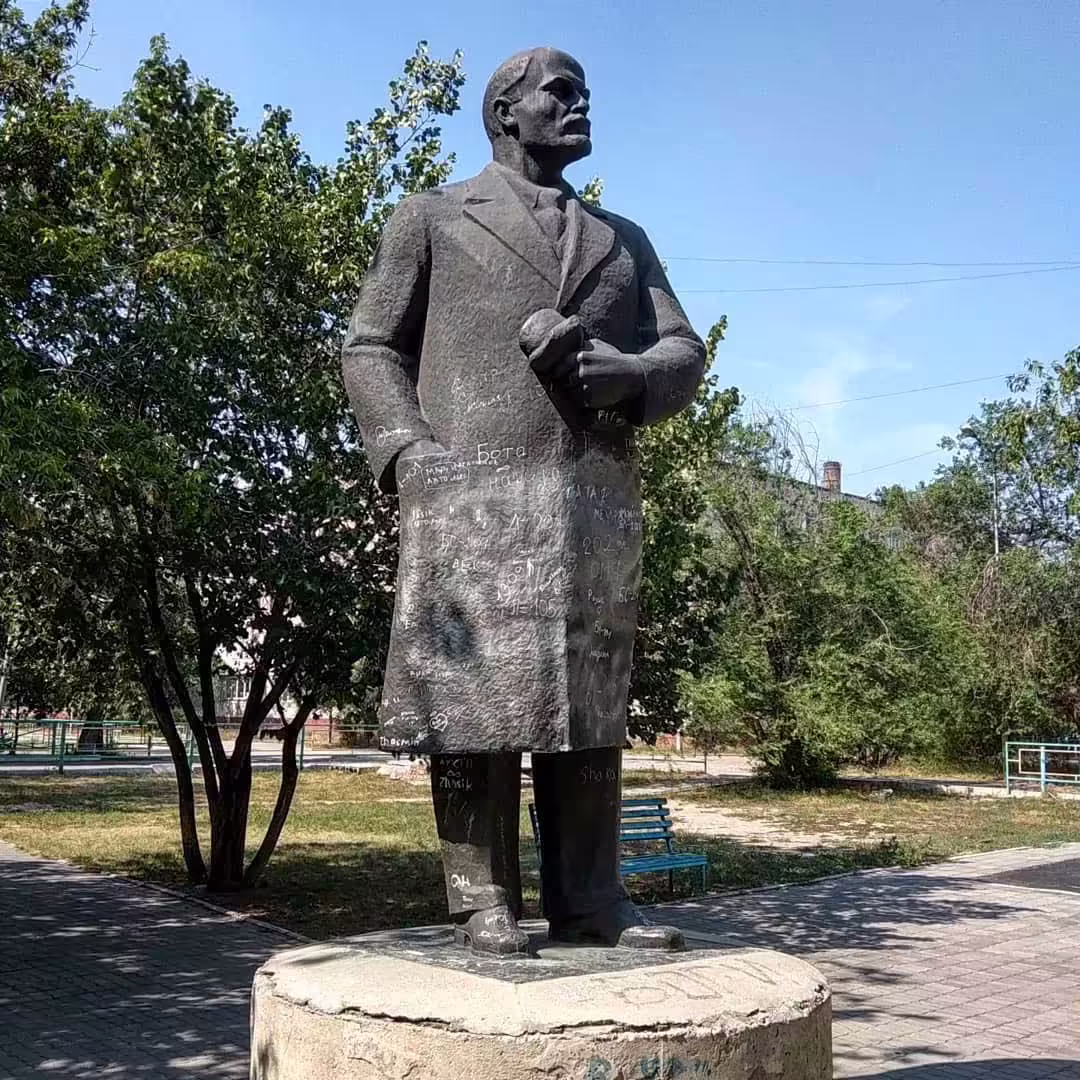 Busty a sochy Vladimíra Lenina