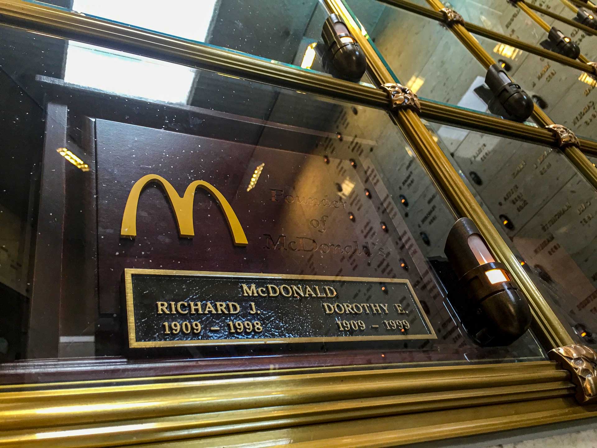 https://www.placemania.sk/wp-content/uploads/2022/01/hrob_mcdonald.jpg