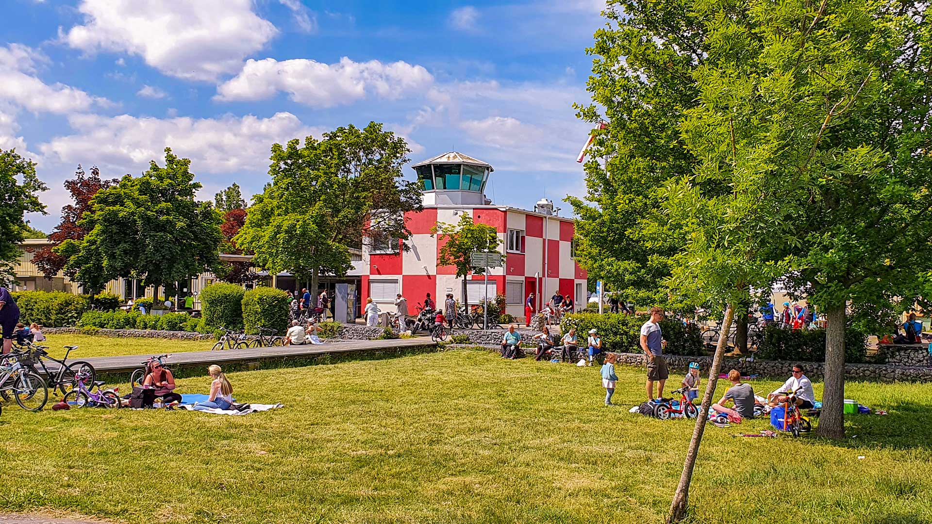 https://www.placemania.sk/wp-content/uploads/2022/03/stare_letisko_frankfurt.jpg
