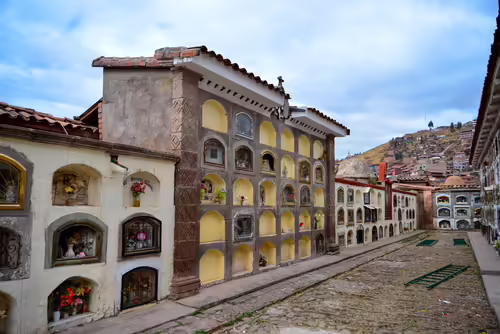 Cintorín Almudena, Peru