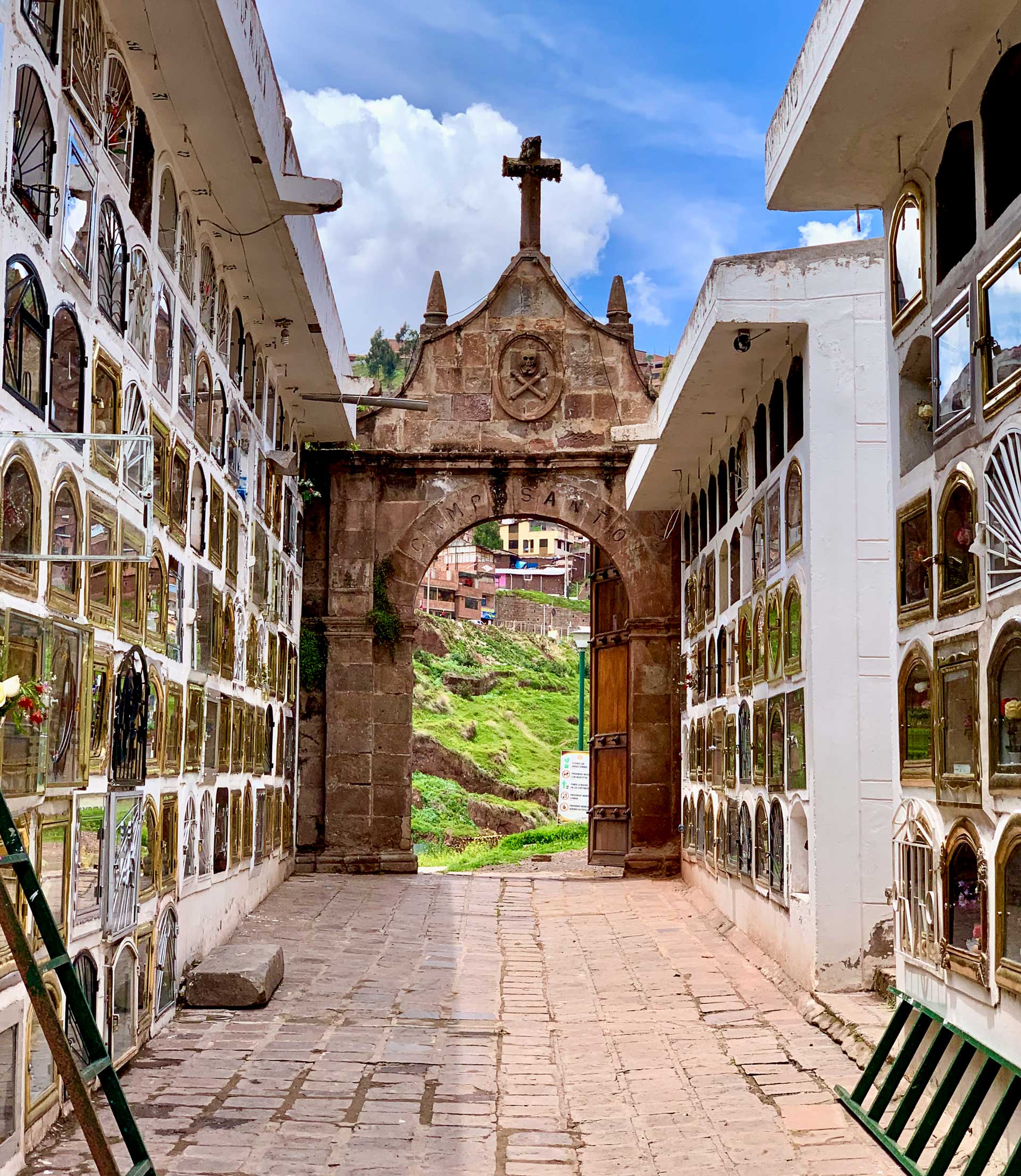Cintorín Almudena, Peru