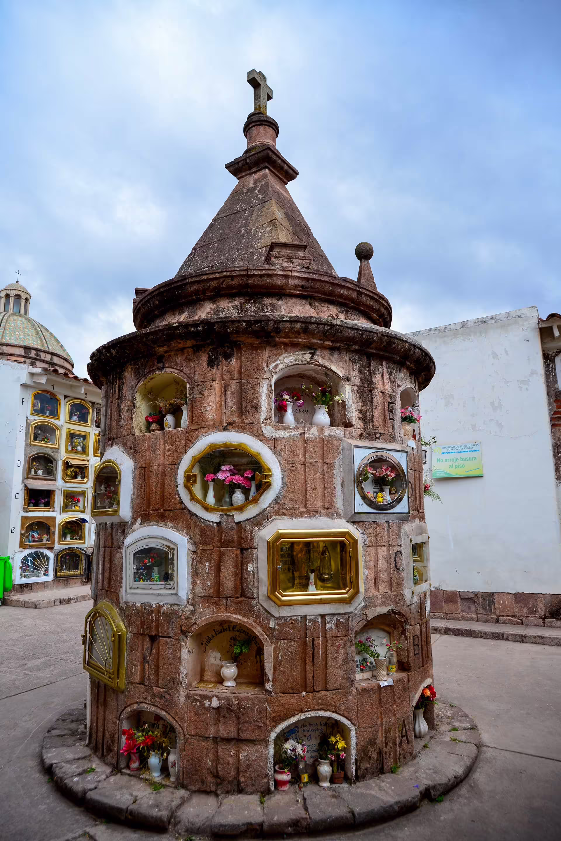 Cintorín Almudena, Peru