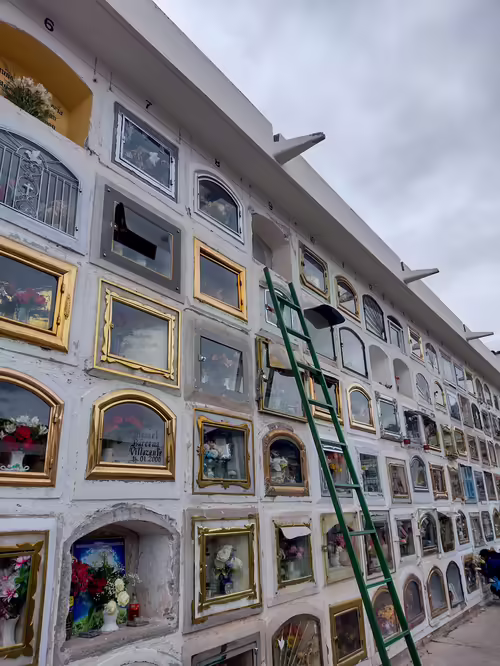 Cintorín Almudena, Peru