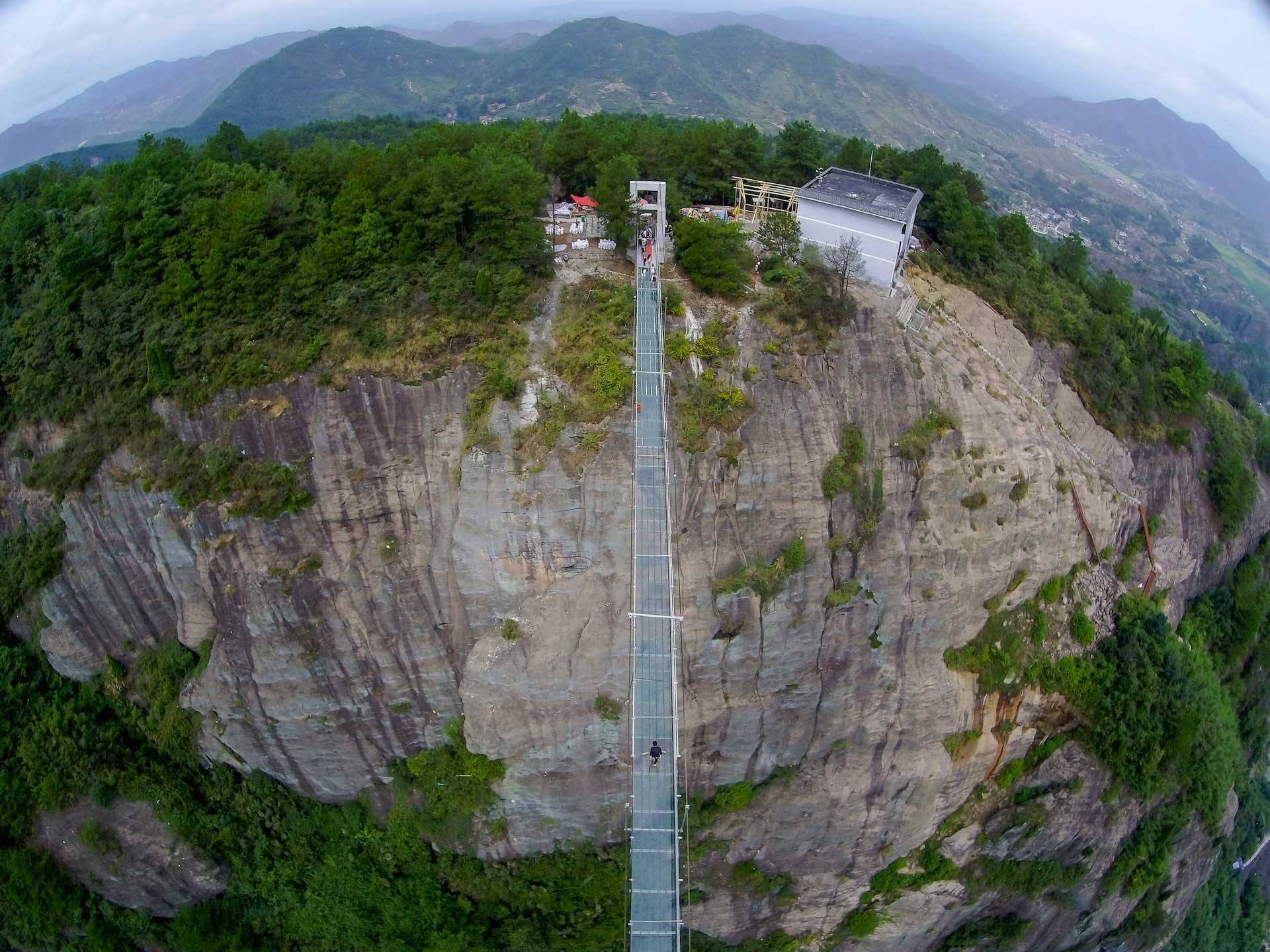 Most odvážnych mužov, Čína