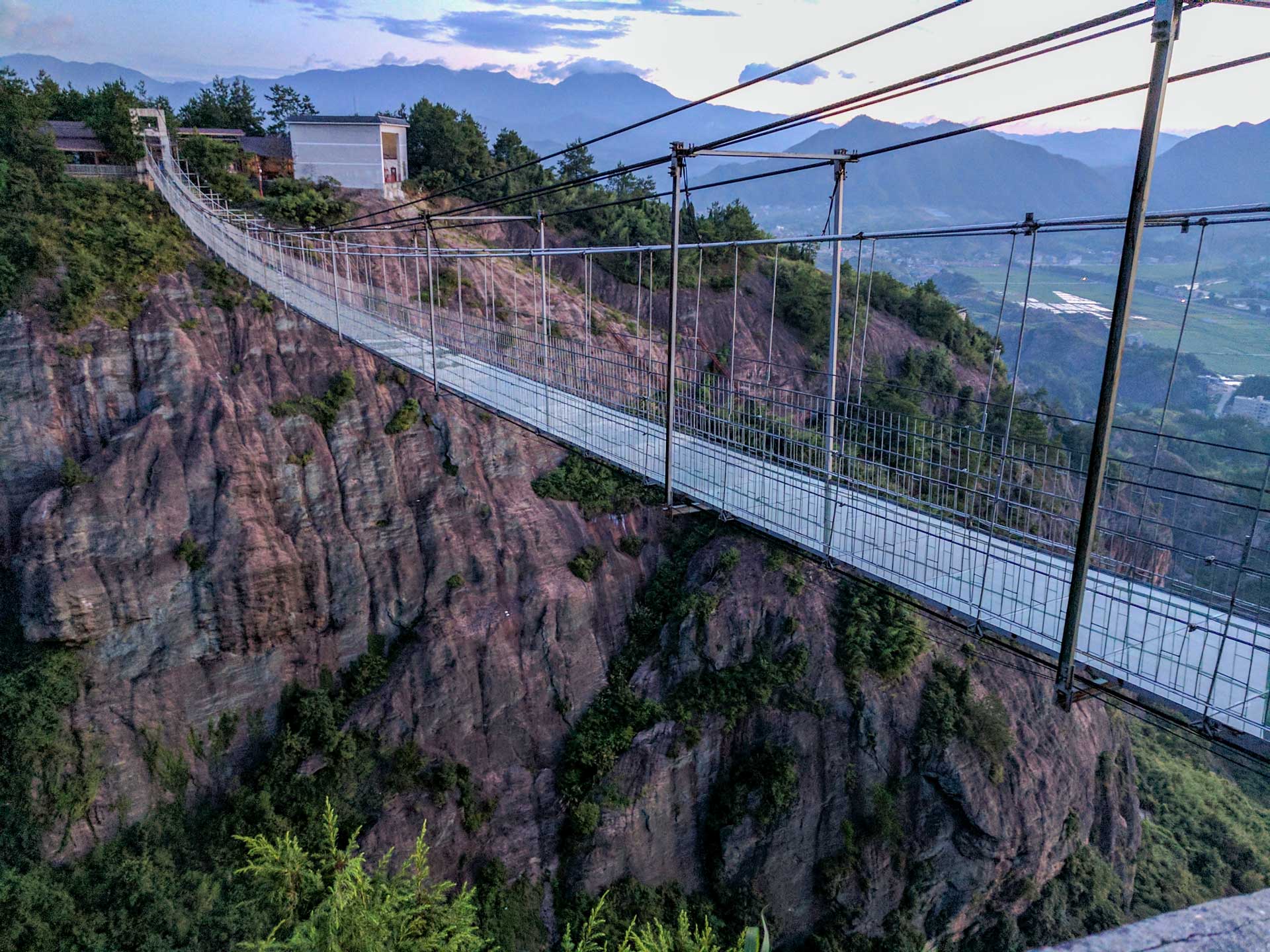 Most odvážnych mužov, Čína