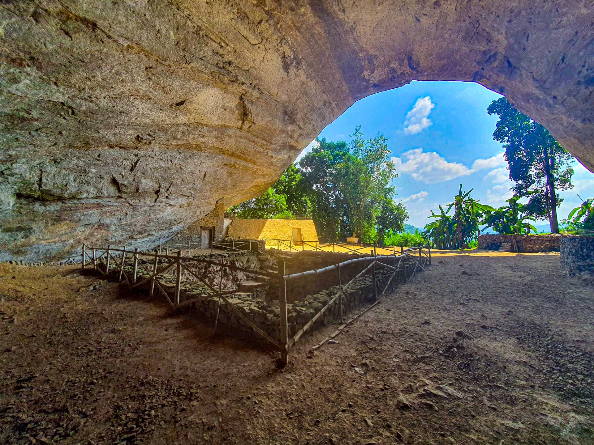https://www.placemania.sk/wp-content/uploads/2022/06/pahiyangala_cave.jpg