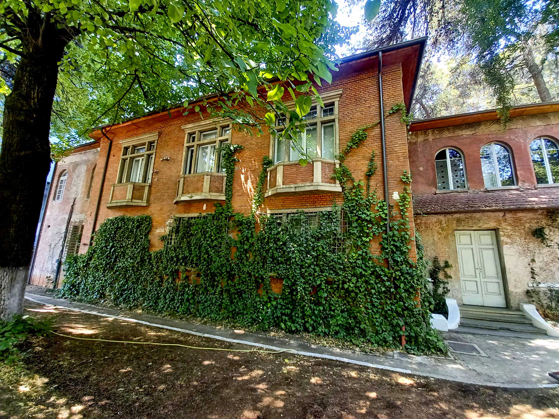 https://www.placemania.sk/wp-content/uploads/2022/08/dom_listov.jpg