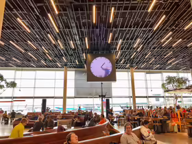 Hodiny na letisku Schiphol