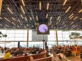 Hodiny na letisku Schiphol