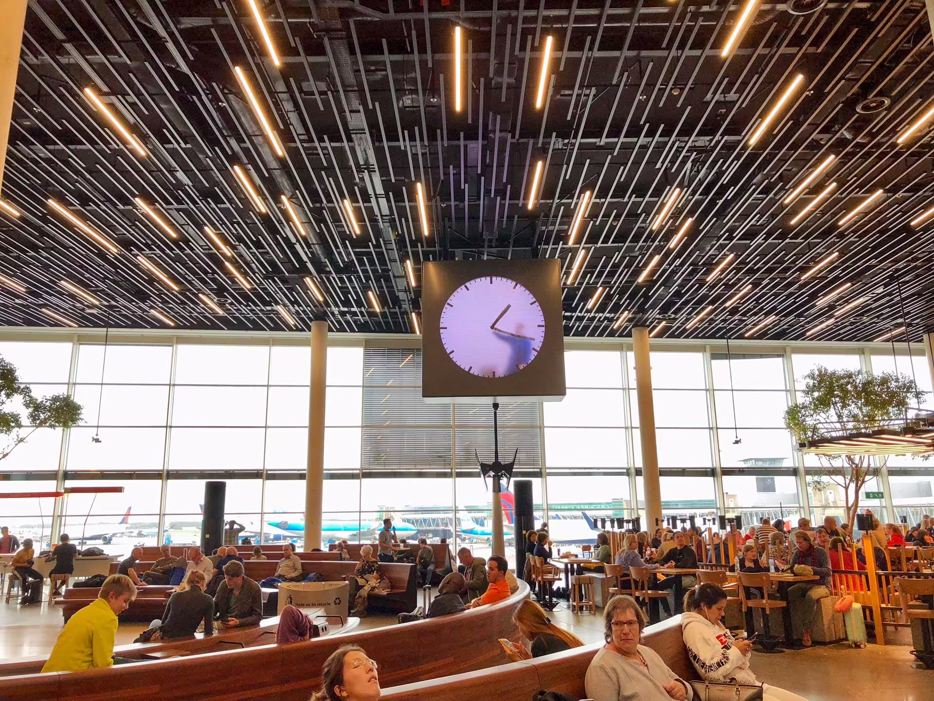 Hodiny na letisku Schiphol