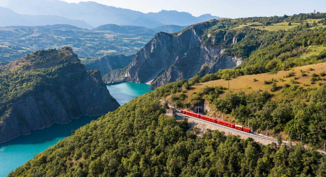 Červený vlak, Alpy, Francúzsko