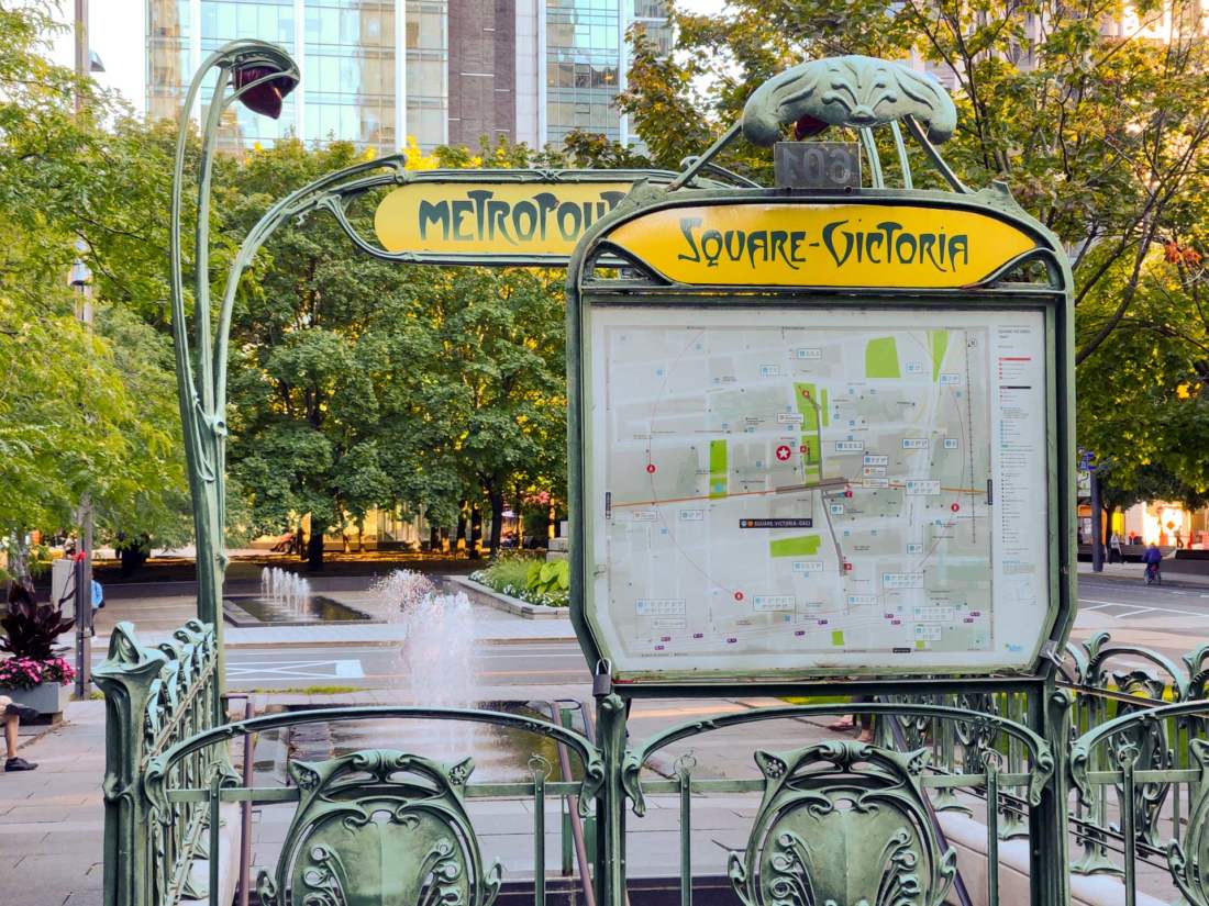 Nápis v štýle Paris Métro na námestí Victoria Square