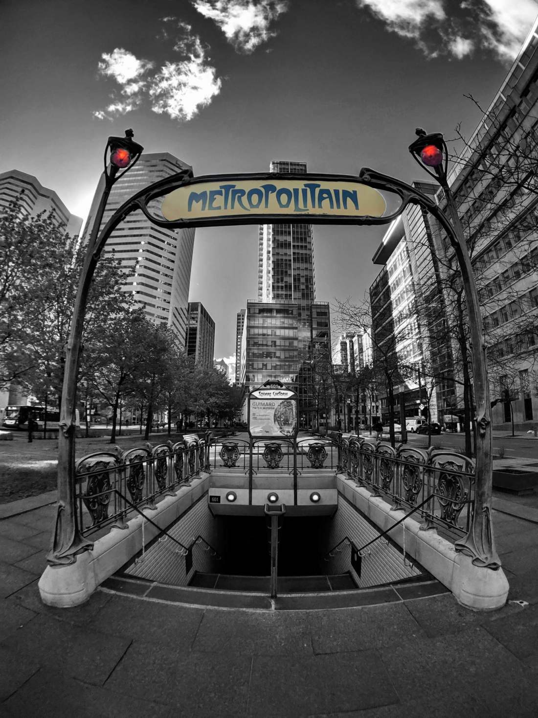 Nápis v štýle Paris Métro na námestí Victoria Square