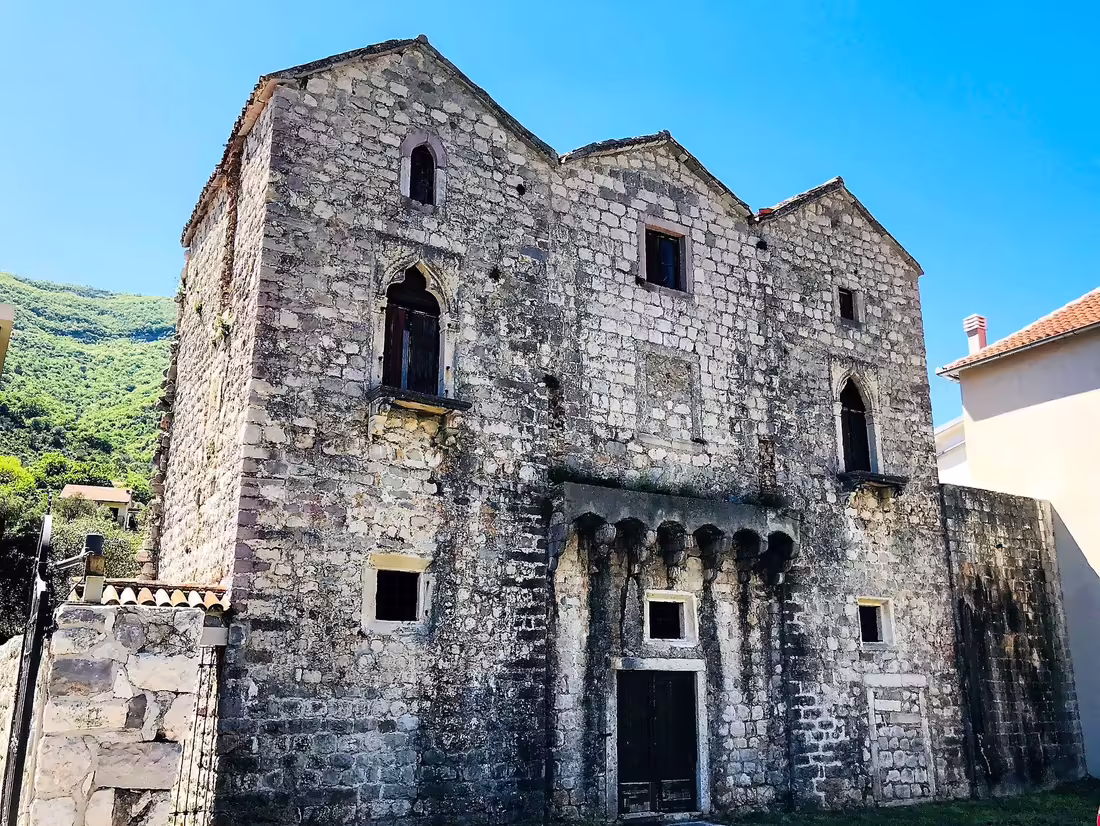 Palác troch sestier