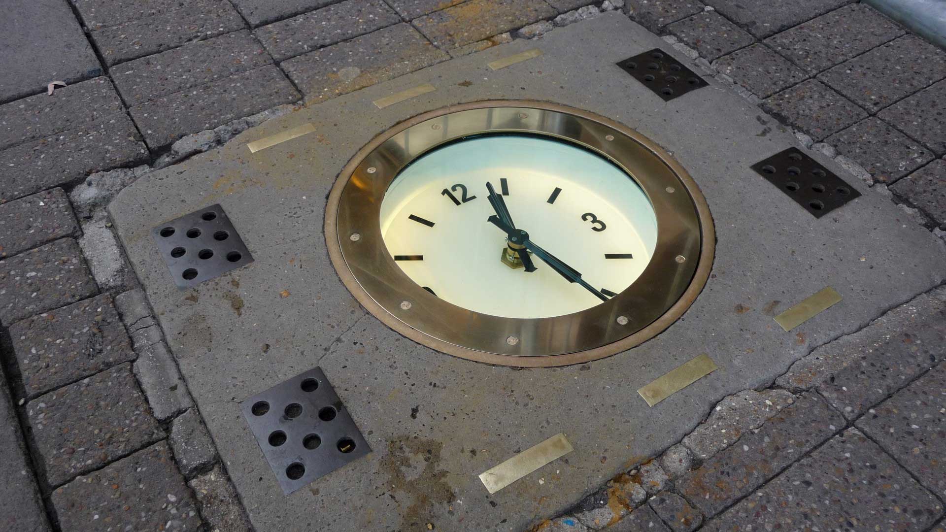 https://www.placemania.sk/wp-content/uploads/2023/06/pavement_clock.jpg