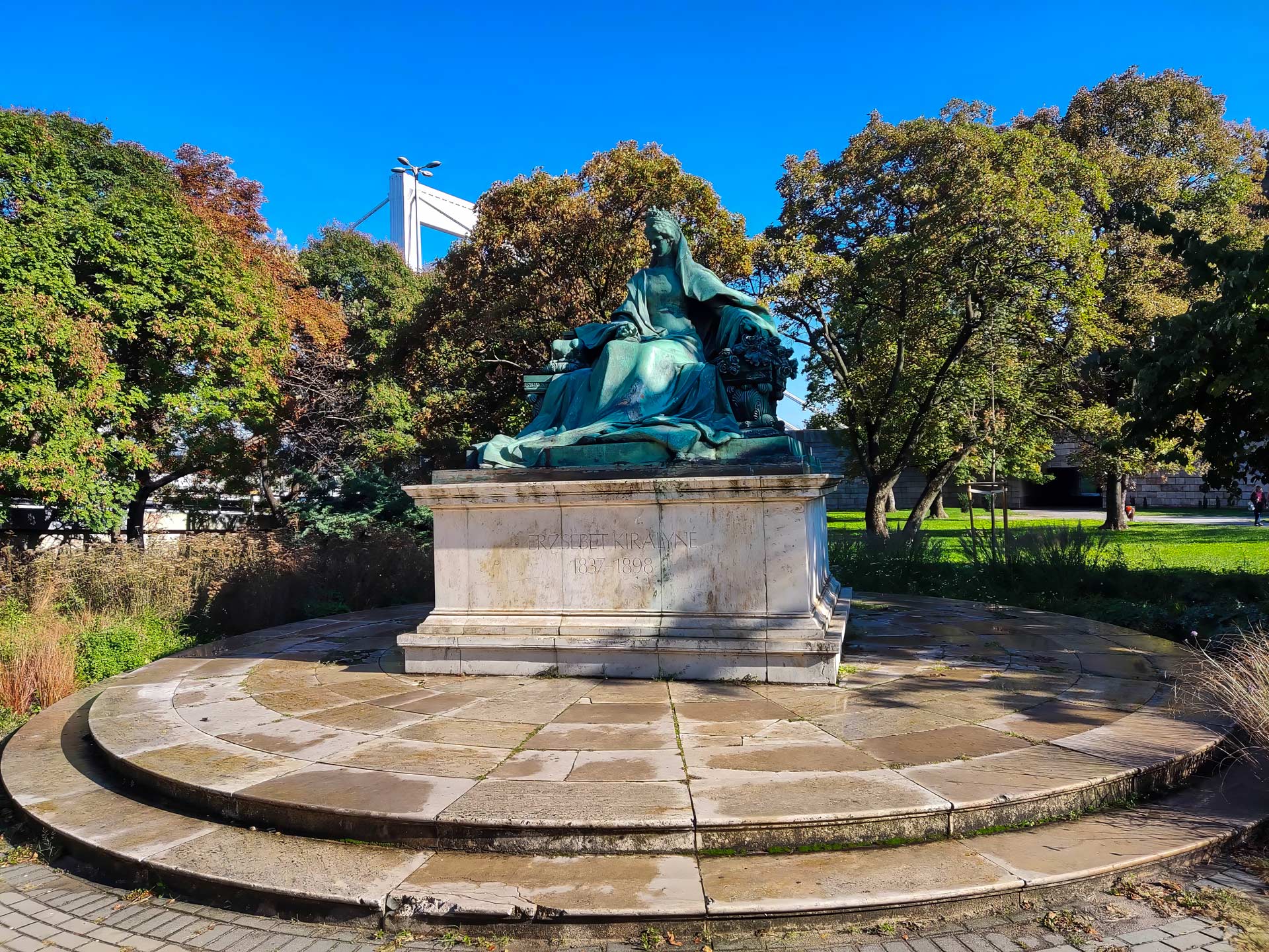 https://www.placemania.sk/wp-content/uploads/2023/09/statue_sissi_budapest.jpg