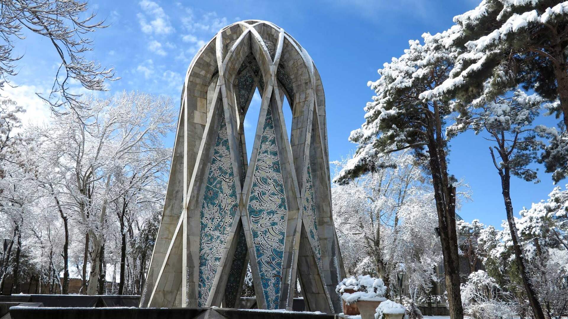 https://www.placemania.sk/wp-content/uploads/2023/09/tomb_omar_khayyam.jpg
