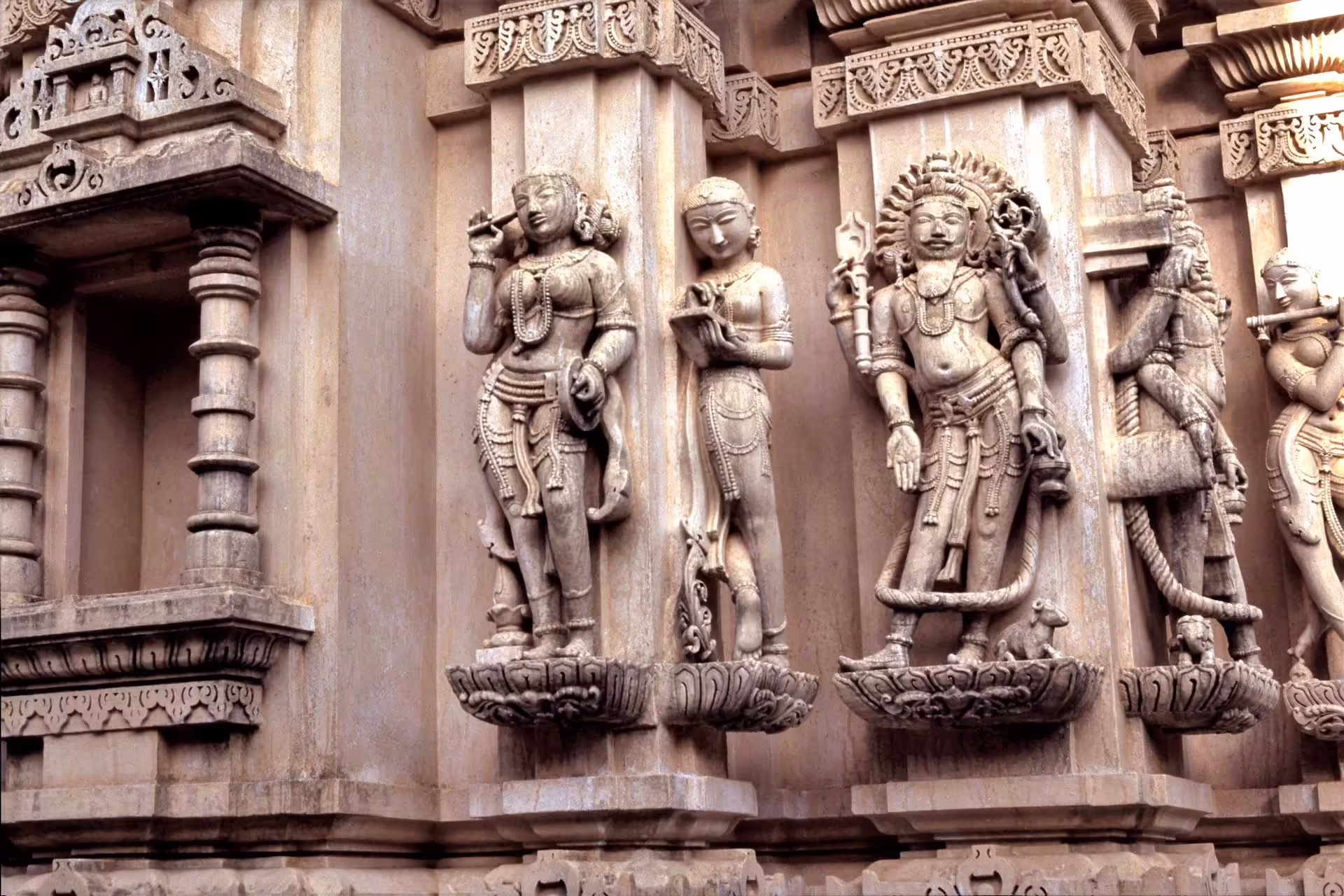 Tirthadhiraj Shatrunjaya Shree Adishwar Dada Main Temple