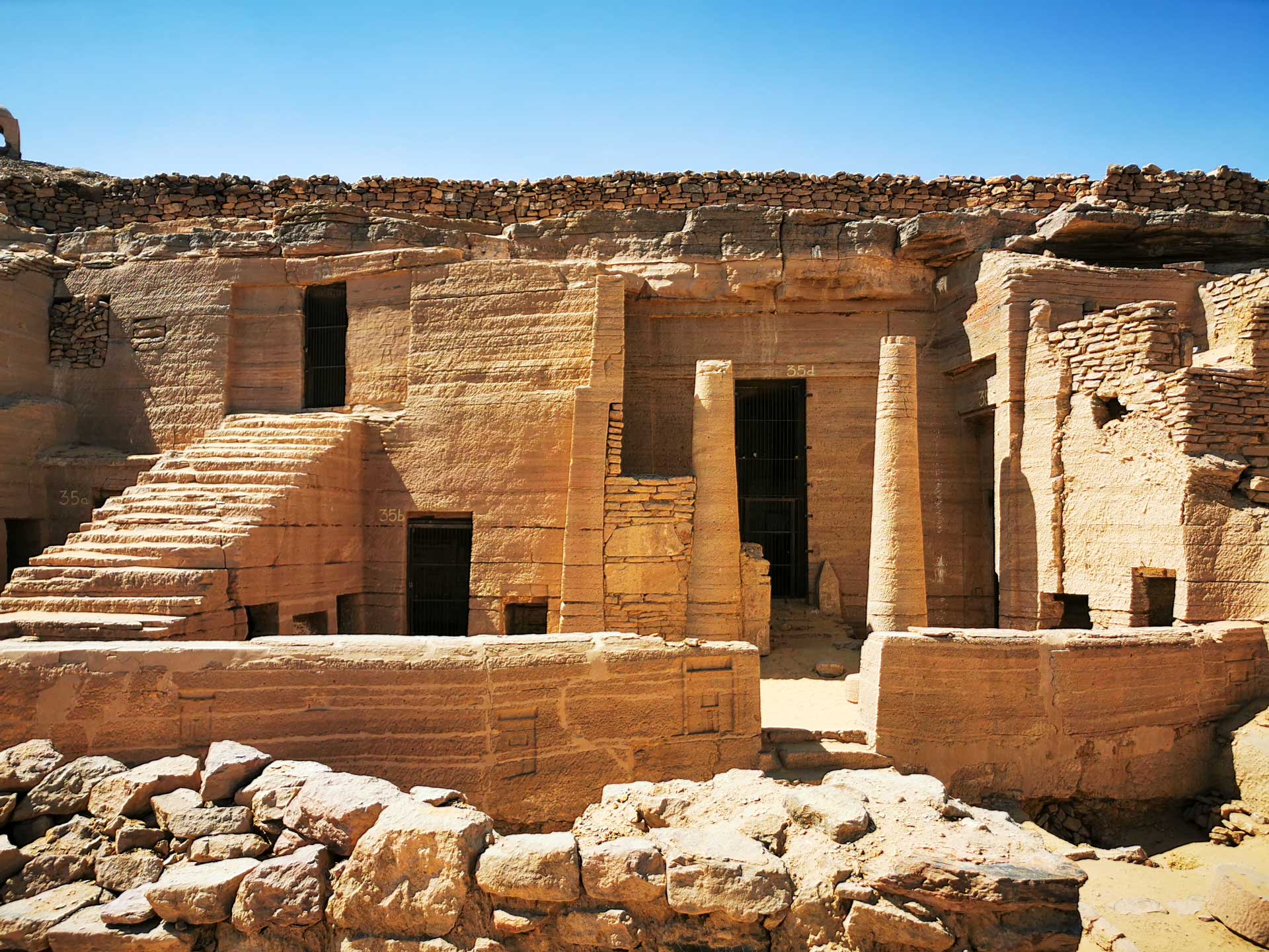 https://www.placemania.sk/wp-content/uploads/2023/10/tombs_nobles_aswan.jpg