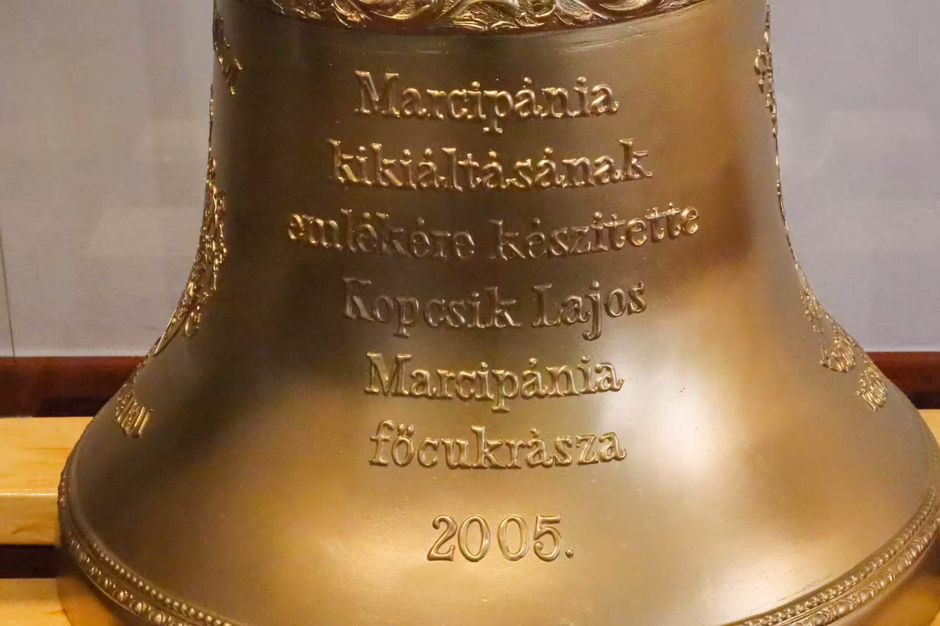 Kopcsik Marcipània és Harangöntő-ház