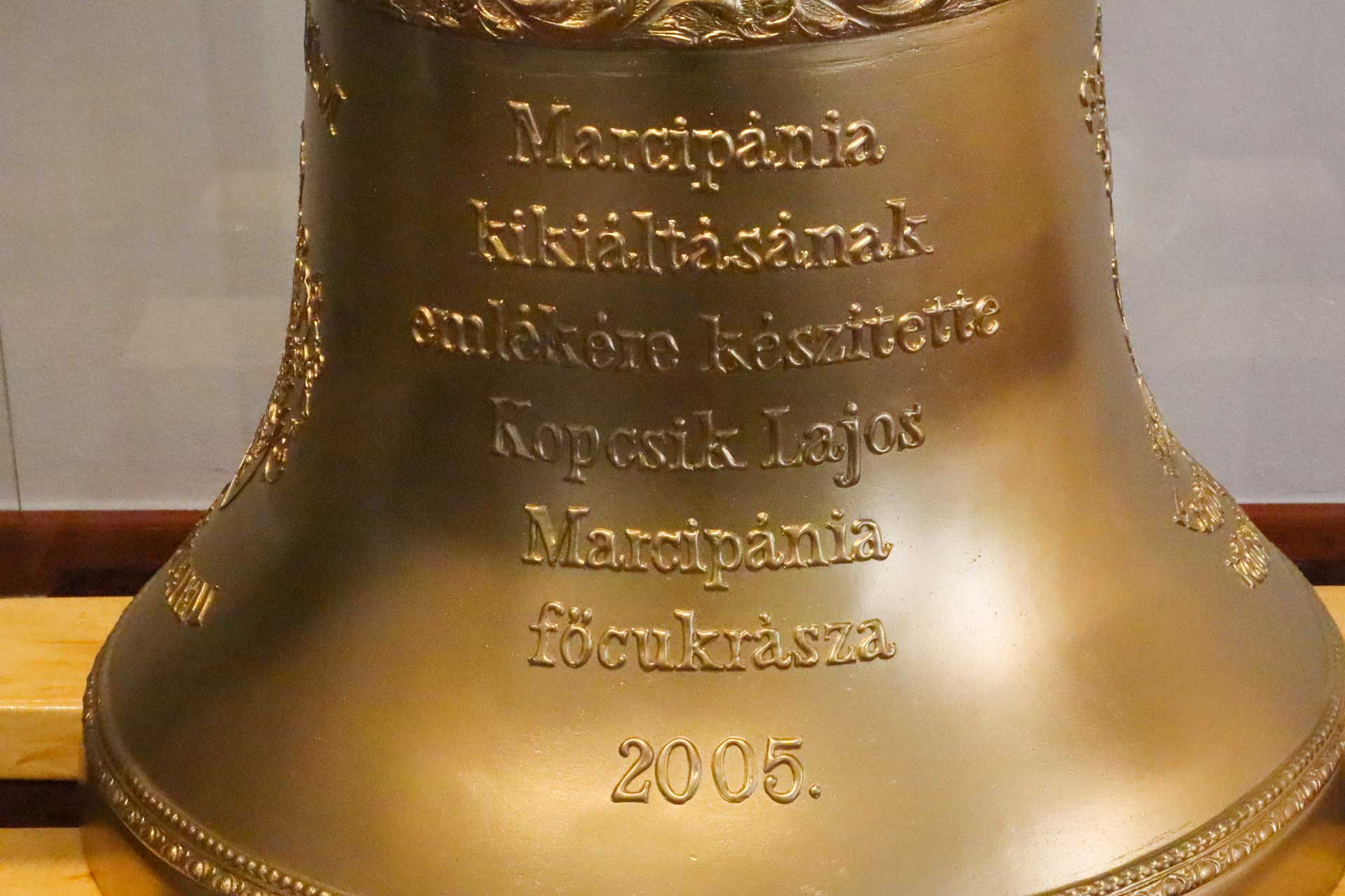 Kopcsik Marcipània és Harangöntő-ház