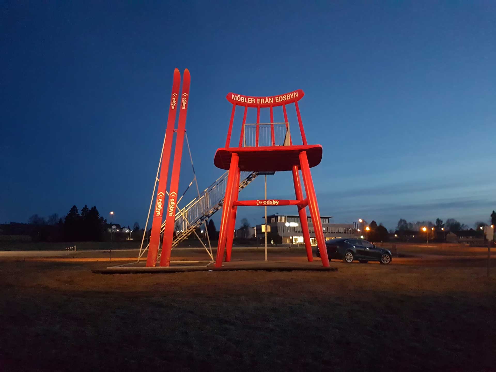 https://www.placemania.sk/wp-content/uploads/2024/01/worlds_biggest_wooden_chair.jpg