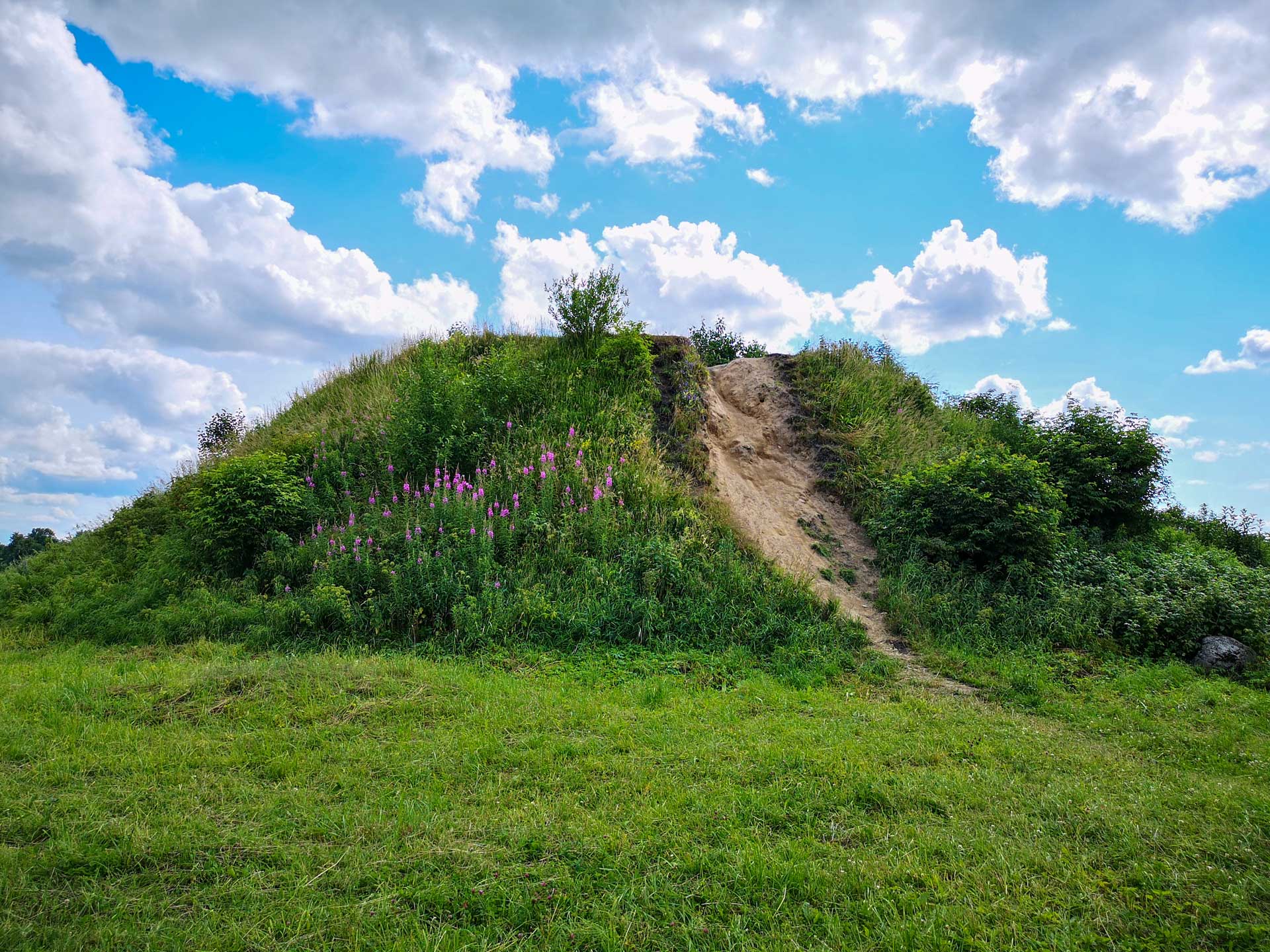https://www.placemania.sk/wp-content/uploads/2024/02/olegova_mohyla.jpg