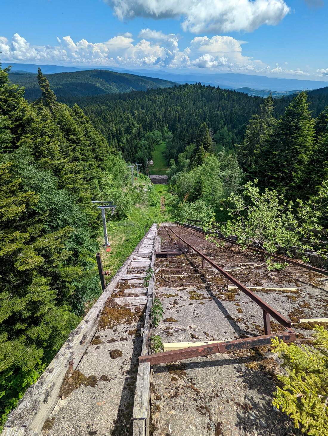 Opustený skokanský mostík