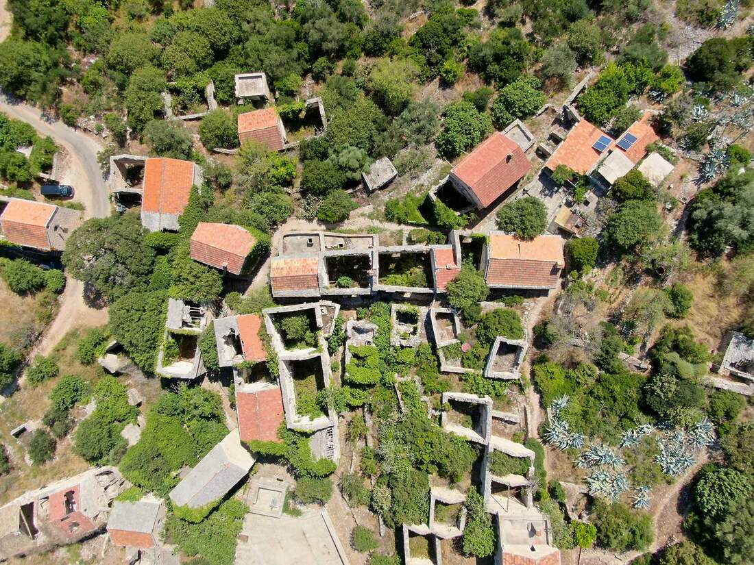 Opustená dedina, Hvar