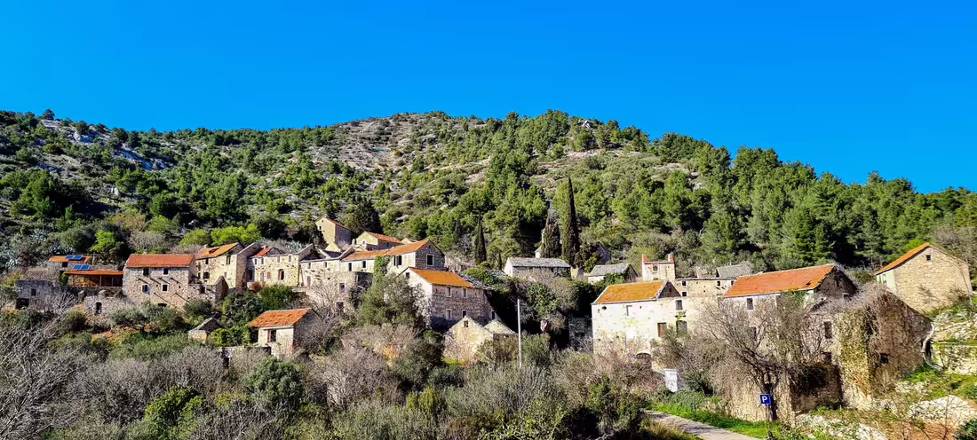 Opustená dedina, Hvar
