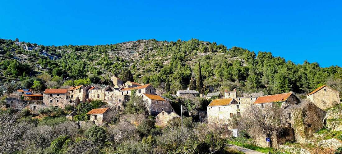 Opustená dedina, Hvar