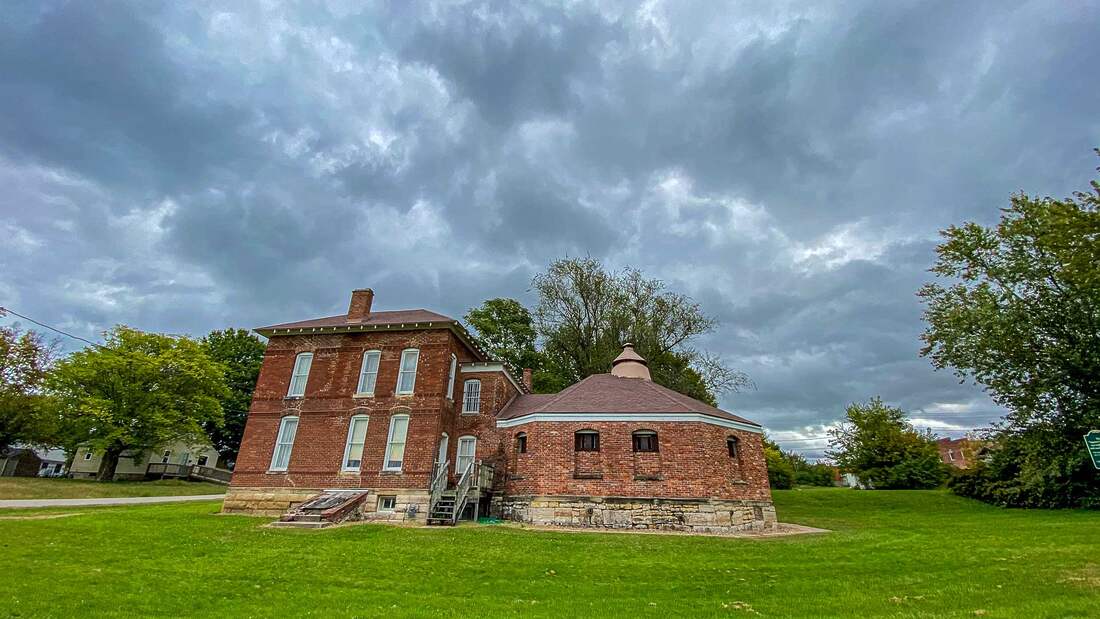 Daviess County Squirrel Cage Jail