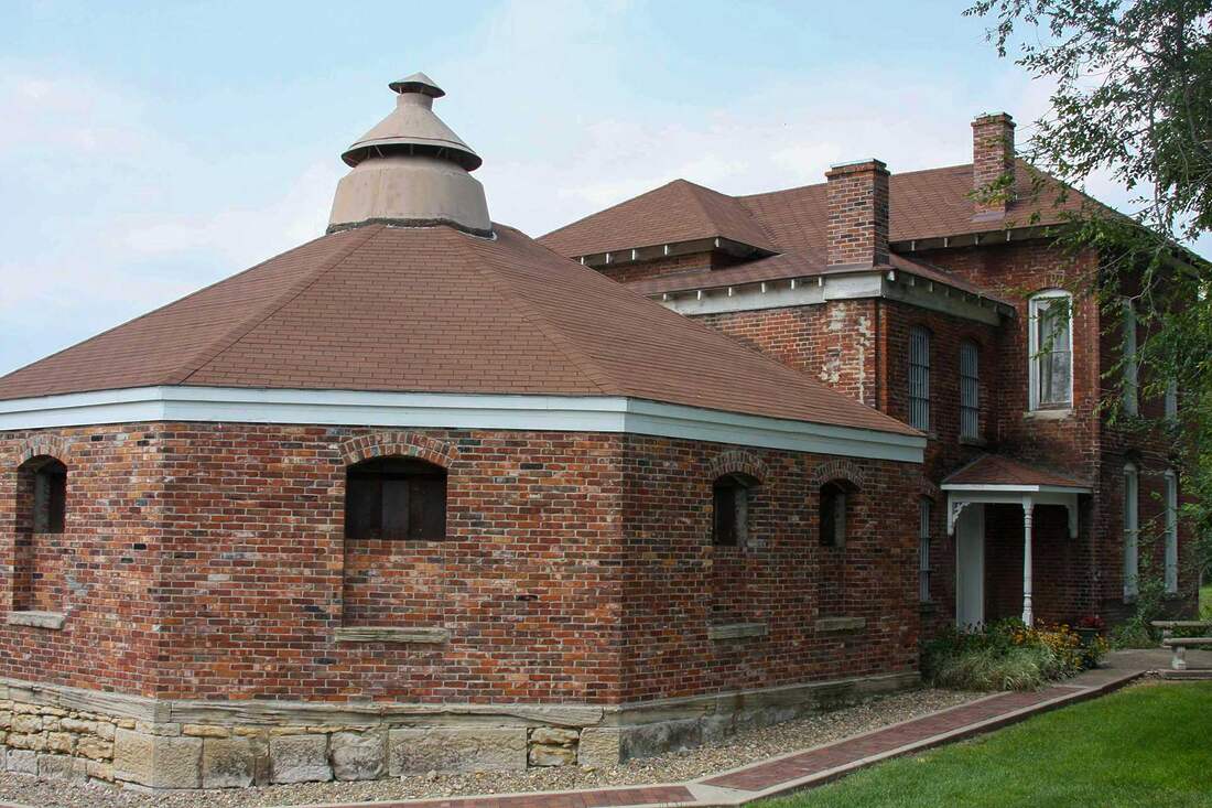 Daviess County Squirrel Cage Jail