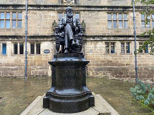 Socha Charlesa Darwina