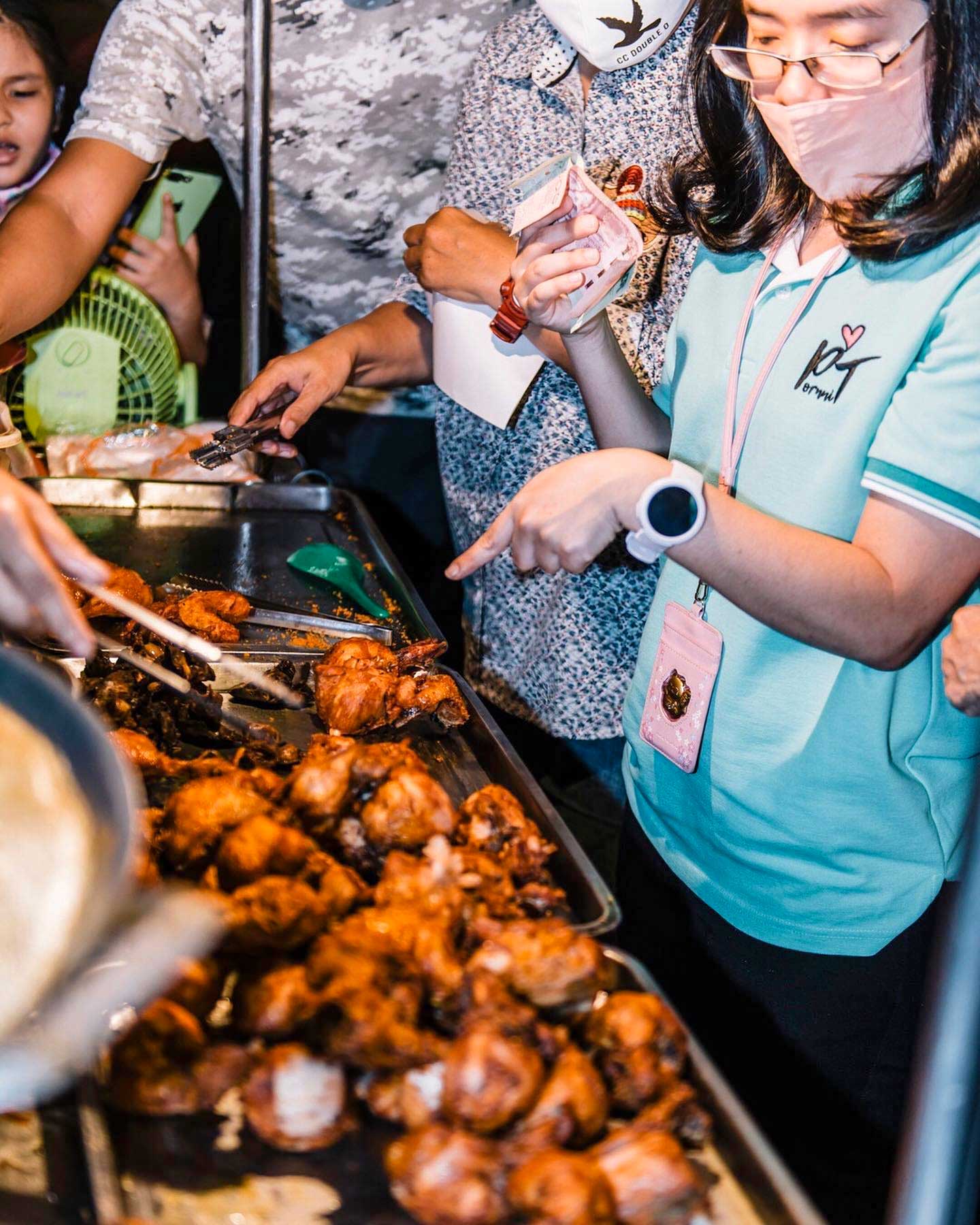 ไก่ทอดบัตรคิว Kai Thawt Bat Khiw