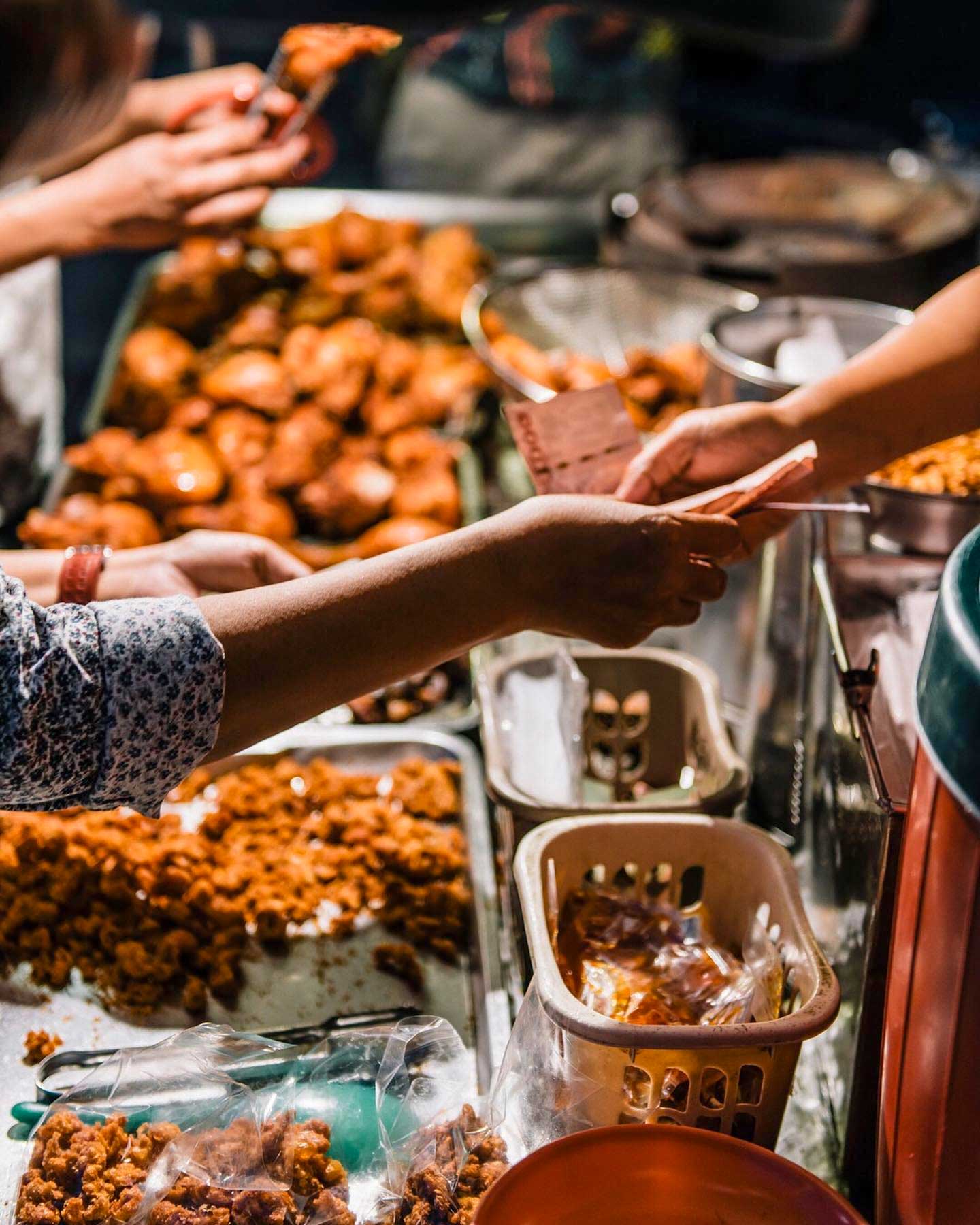 ไก่ทอดบัตรคิว Kai Thawt Bat Khiw