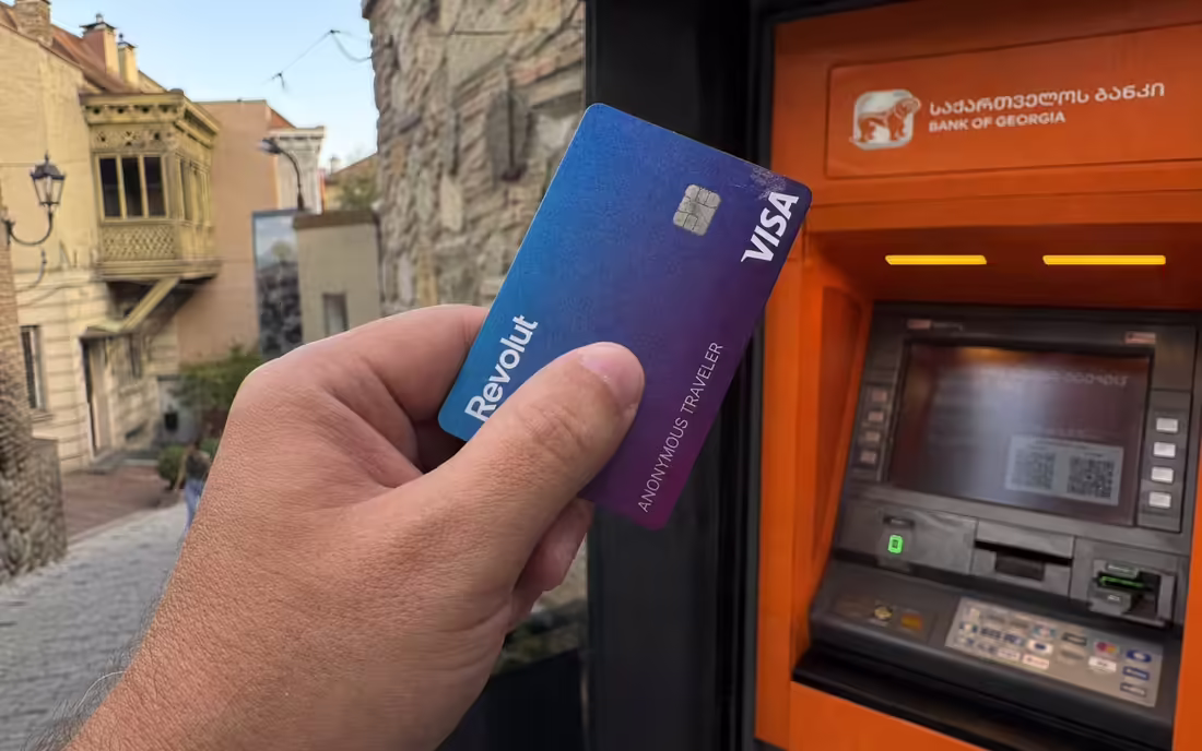 Karta Revolut pred bankomatom Bank of Georgia v Tbilisi. Fotografia bola upravená pomocou nástrojov umelej inteligencie.